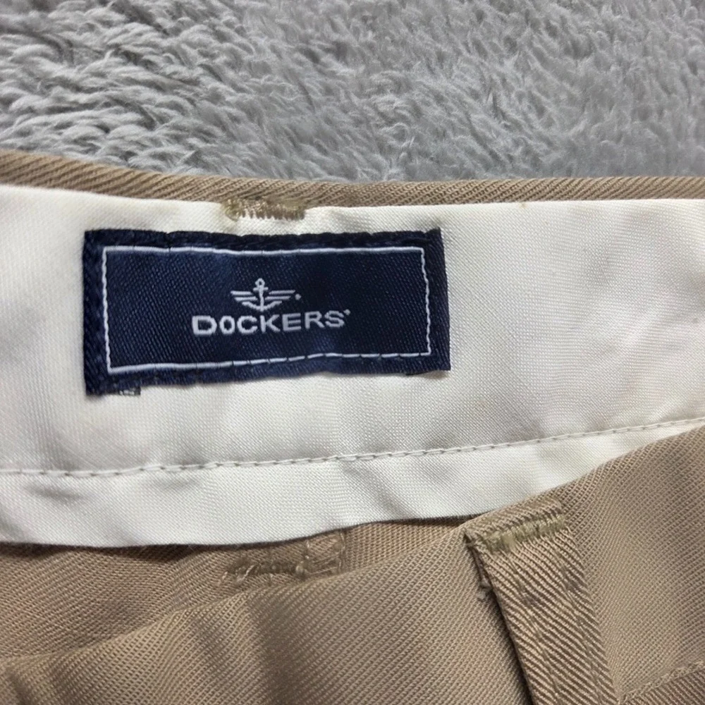 Dockers Pants Mens 44X30 Beige Chinos Classic Fit Flat Front Straight Leg Preppy